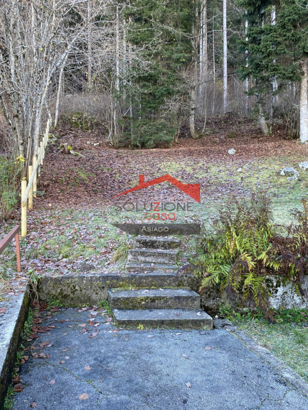 Scopri il tuo rifugio ideale nel cuore delle Dolomiti! Proponiamo in vendita un appartamento tril...