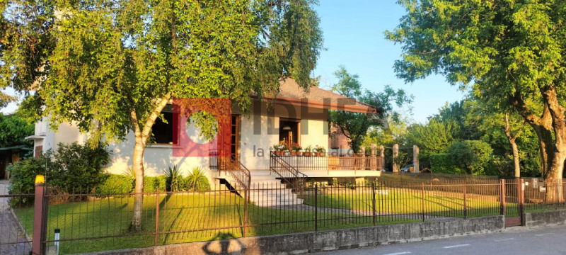 SILEA: CENTRO

In centro al paese, con tutti i servizi raggiungibili a piedi tra cui scuole, pani...