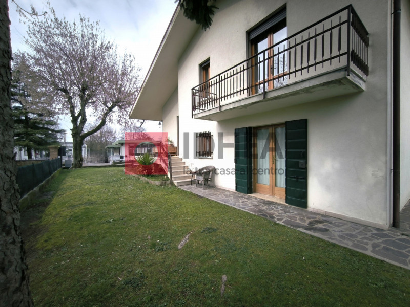 SILEA: CENTRO

In centro al paese, con tutti i servizi raggiungibili a piedi tra cui scuole, pani...