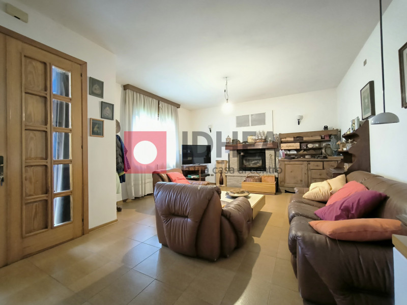 SILEA: CENTRO

In centro al paese, con tutti i servizi raggiungibili a piedi tra cui scuole, pani...