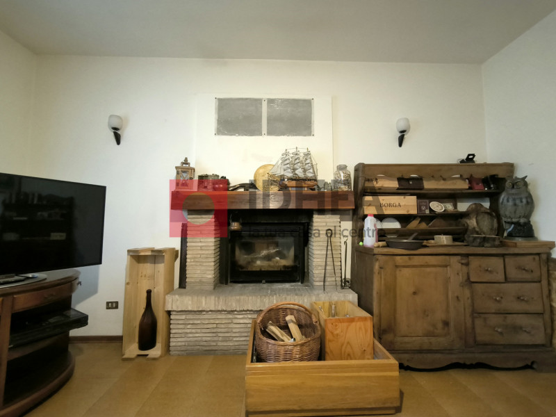 SILEA: CENTRO

In centro al paese, con tutti i servizi raggiungibili a piedi tra cui scuole, pani...