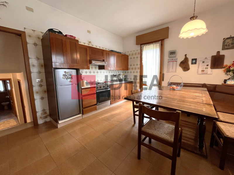 SILEA: CENTRO

In centro al paese, con tutti i servizi raggiungibili a piedi tra cui scuole, pani...