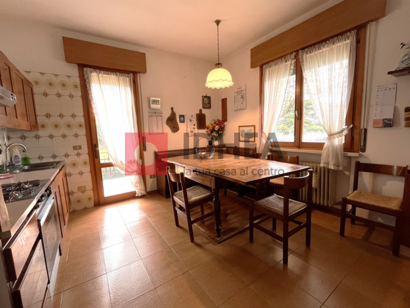 SILEA: CENTRO

In centro al paese, con tutti i servizi raggiungibili a piedi tra cui scuole, pani...