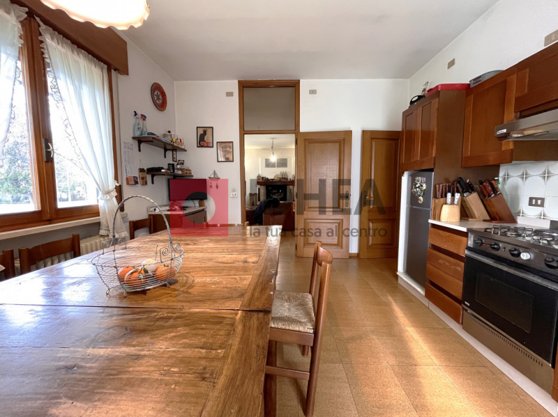 SILEA: CENTRO

In centro al paese, con tutti i servizi raggiungibili a piedi tra cui scuole, pani...