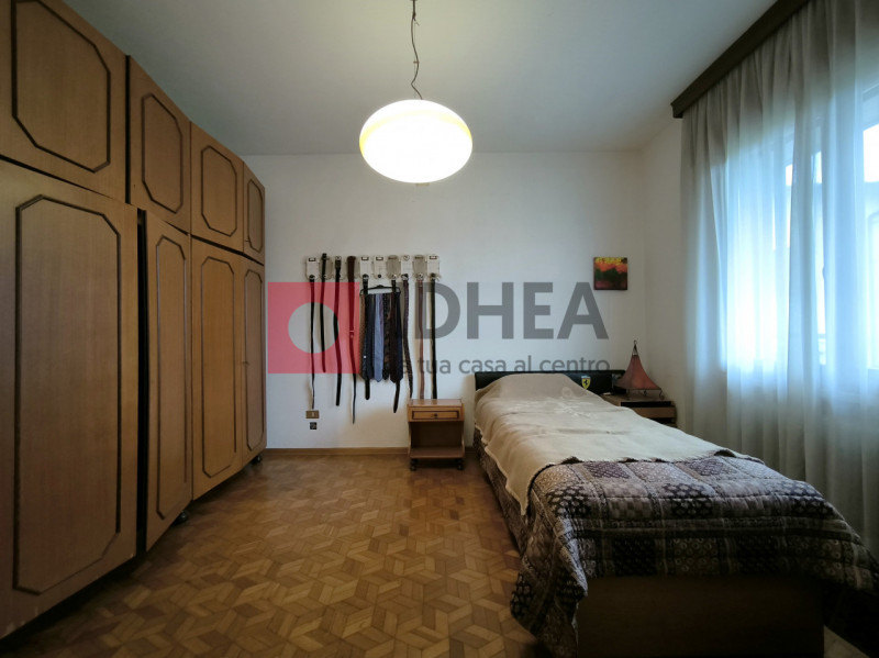 SILEA: CENTRO

In centro al paese, con tutti i servizi raggiungibili a piedi tra cui scuole, pani...