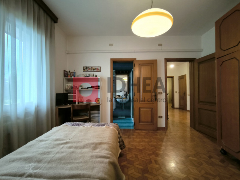 SILEA: CENTRO

In centro al paese, con tutti i servizi raggiungibili a piedi tra cui scuole, pani...