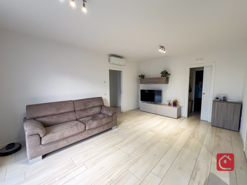 Proponiamo in vendita arioso appartamento di recentissima costruzione (2018) al secondo e ultimo ...