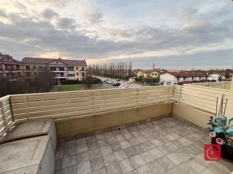 Proponiamo in vendita arioso appartamento di recentissima costruzione (2018) al secondo e ultimo ...