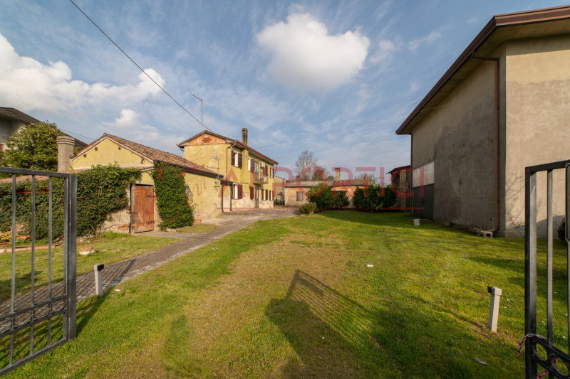 ARZERGRANDE - CASA SINGOLA con ampio giardino, sita a pochi minuti a piedi dal cento del paese e ...