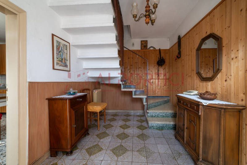 ARZERGRANDE - CASA SINGOLA con ampio giardino, sita a pochi minuti a piedi dal cento del paese e ...