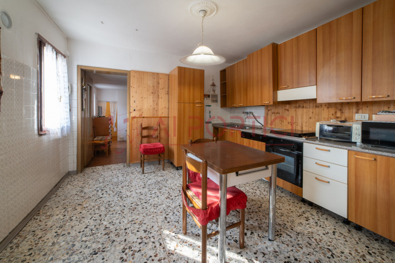 ARZERGRANDE - CASA SINGOLA con ampio giardino, sita a pochi minuti a piedi dal cento del paese e ...