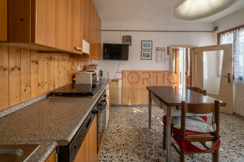 ARZERGRANDE - CASA SINGOLA con ampio giardino, sita a pochi minuti a piedi dal cento del paese e ...