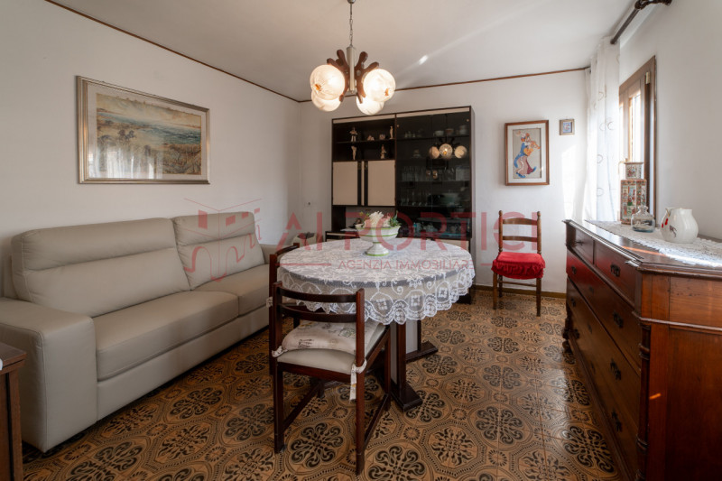 ARZERGRANDE - CASA SINGOLA con ampio giardino, sita a pochi minuti a piedi dal cento del paese e ...