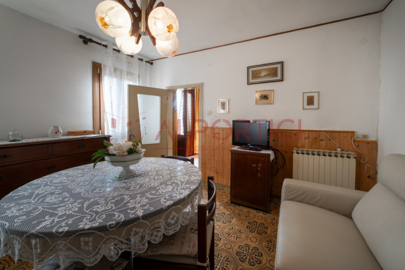 ARZERGRANDE - CASA SINGOLA con ampio giardino, sita a pochi minuti a piedi dal cento del paese e ...