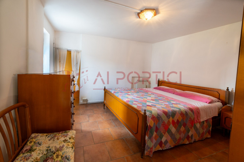 ARZERGRANDE - CASA SINGOLA con ampio giardino, sita a pochi minuti a piedi dal cento del paese e ...