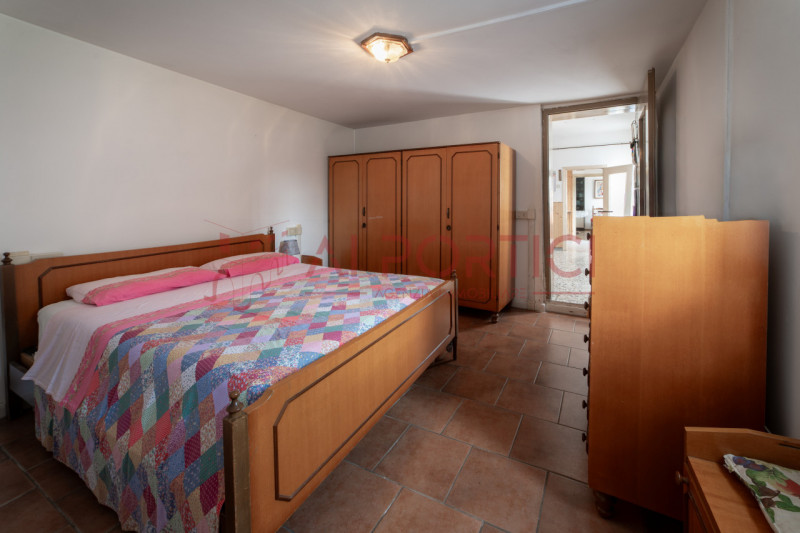 ARZERGRANDE - CASA SINGOLA con ampio giardino, sita a pochi minuti a piedi dal cento del paese e ...