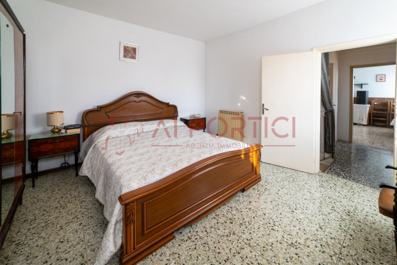 ARZERGRANDE - CASA SINGOLA con ampio giardino, sita a pochi minuti a piedi dal cento del paese e ...