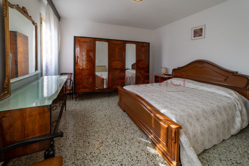 ARZERGRANDE - CASA SINGOLA con ampio giardino, sita a pochi minuti a piedi dal cento del paese e ...