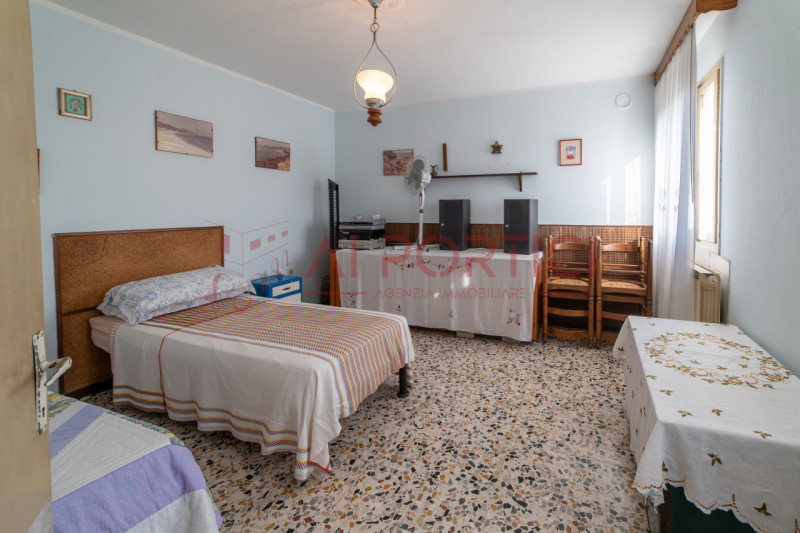 ARZERGRANDE - CASA SINGOLA con ampio giardino, sita a pochi minuti a piedi dal cento del paese e ...