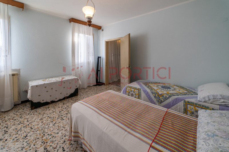 ARZERGRANDE - CASA SINGOLA con ampio giardino, sita a pochi minuti a piedi dal cento del paese e ...