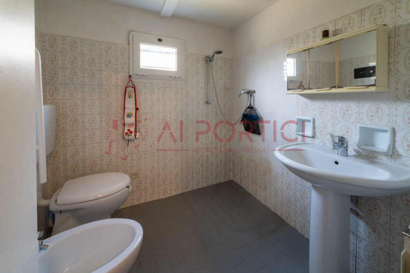 ARZERGRANDE - CASA SINGOLA con ampio giardino, sita a pochi minuti a piedi dal cento del paese e ...