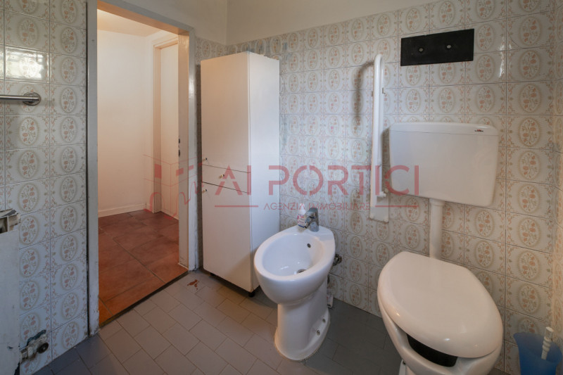 ARZERGRANDE - CASA SINGOLA con ampio giardino, sita a pochi minuti a piedi dal cento del paese e ...