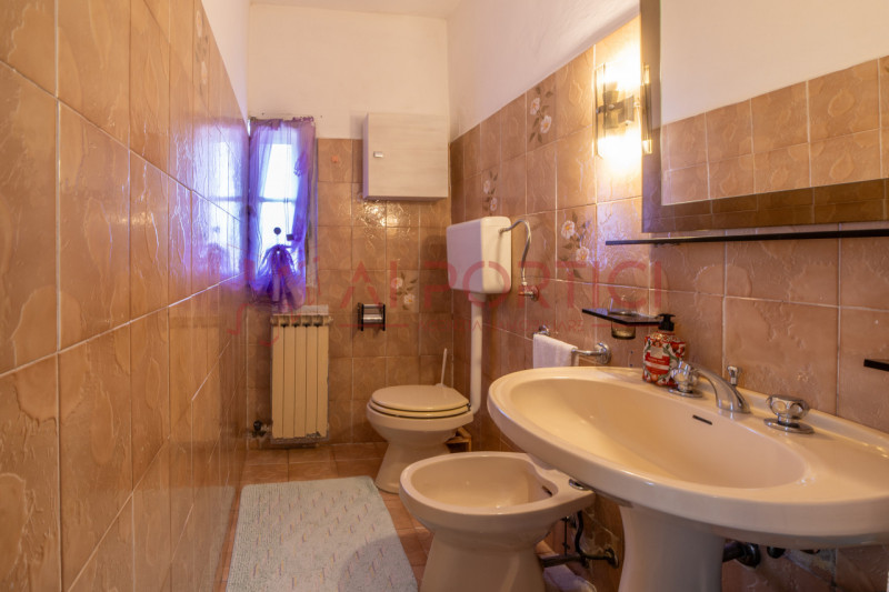 ARZERGRANDE - CASA SINGOLA con ampio giardino, sita a pochi minuti a piedi dal cento del paese e ...