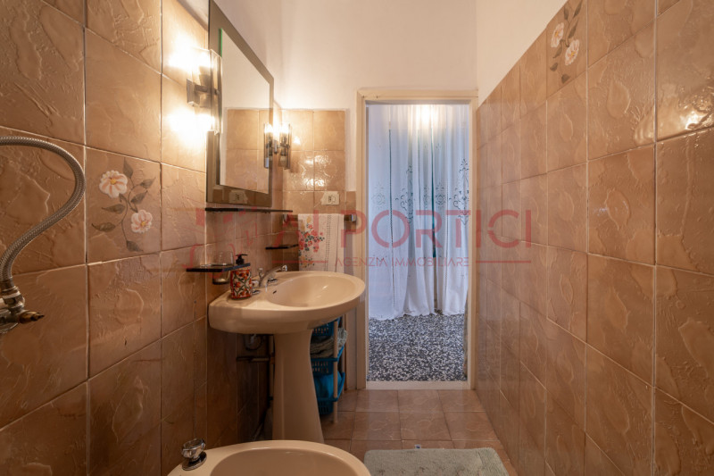 ARZERGRANDE - CASA SINGOLA con ampio giardino, sita a pochi minuti a piedi dal cento del paese e ...