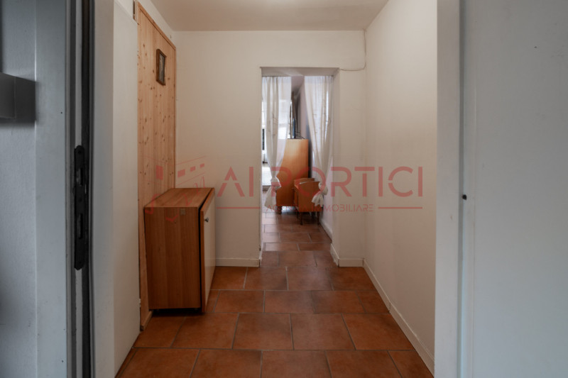 ARZERGRANDE - CASA SINGOLA con ampio giardino, sita a pochi minuti a piedi dal cento del paese e ...