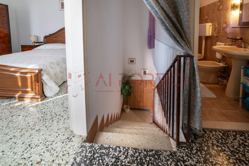 ARZERGRANDE - CASA SINGOLA con ampio giardino, sita a pochi minuti a piedi dal cento del paese e ...