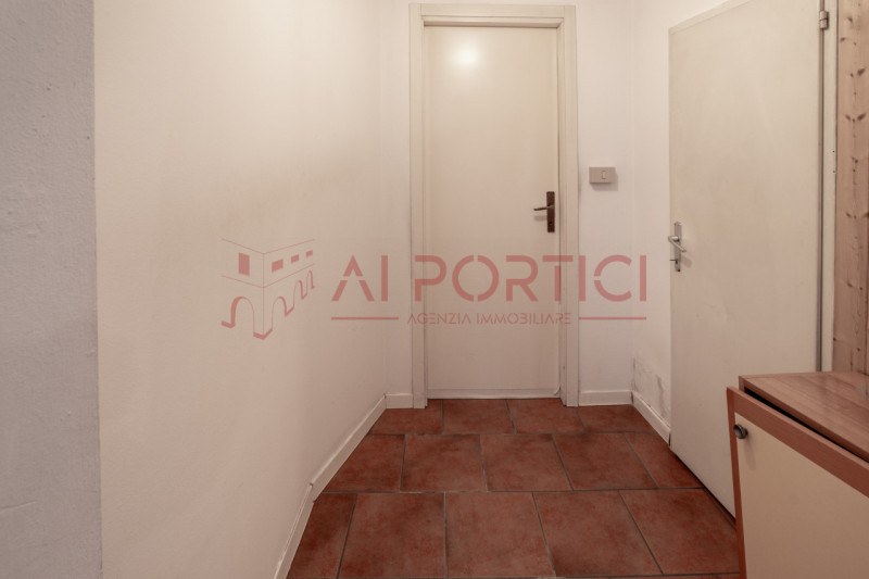 ARZERGRANDE - CASA SINGOLA con ampio giardino, sita a pochi minuti a piedi dal cento del paese e ...