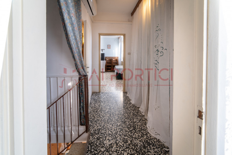 ARZERGRANDE - CASA SINGOLA con ampio giardino, sita a pochi minuti a piedi dal cento del paese e ...