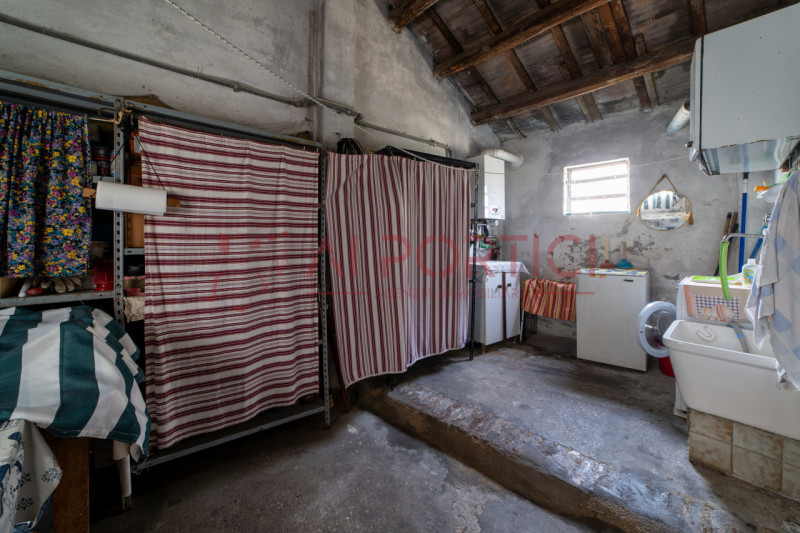 ARZERGRANDE - CASA SINGOLA con ampio giardino, sita a pochi minuti a piedi dal cento del paese e ...