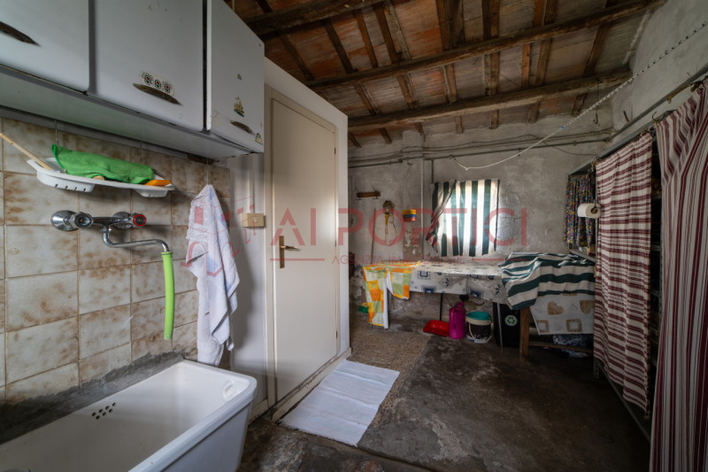 ARZERGRANDE - CASA SINGOLA con ampio giardino, sita a pochi minuti a piedi dal cento del paese e ...