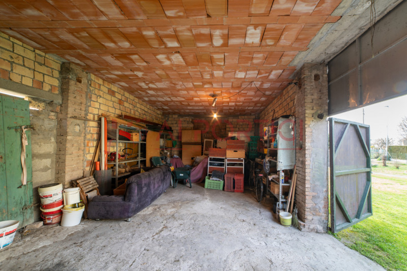 ARZERGRANDE - CASA SINGOLA con ampio giardino, sita a pochi minuti a piedi dal cento del paese e ...