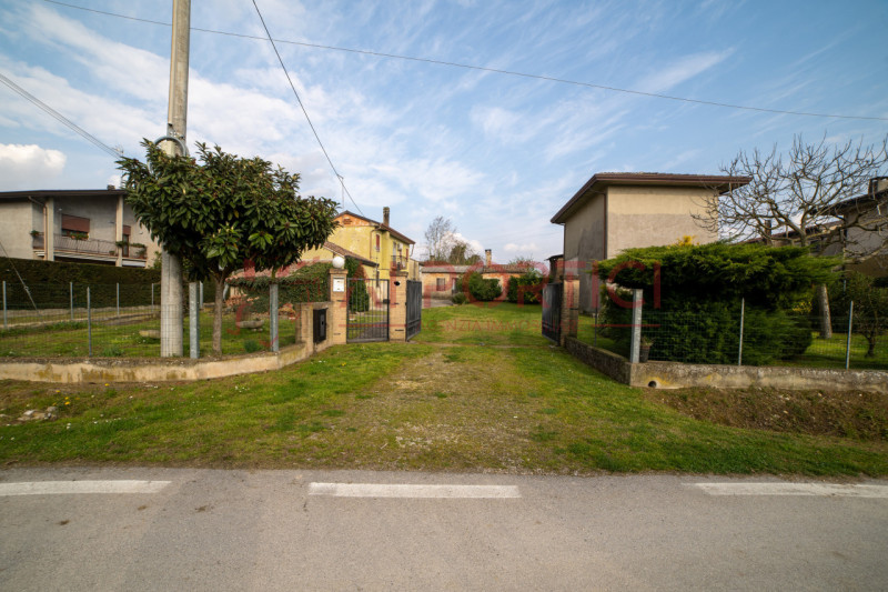 ARZERGRANDE - CASA SINGOLA con ampio giardino, sita a pochi minuti a piedi dal cento del paese e ...