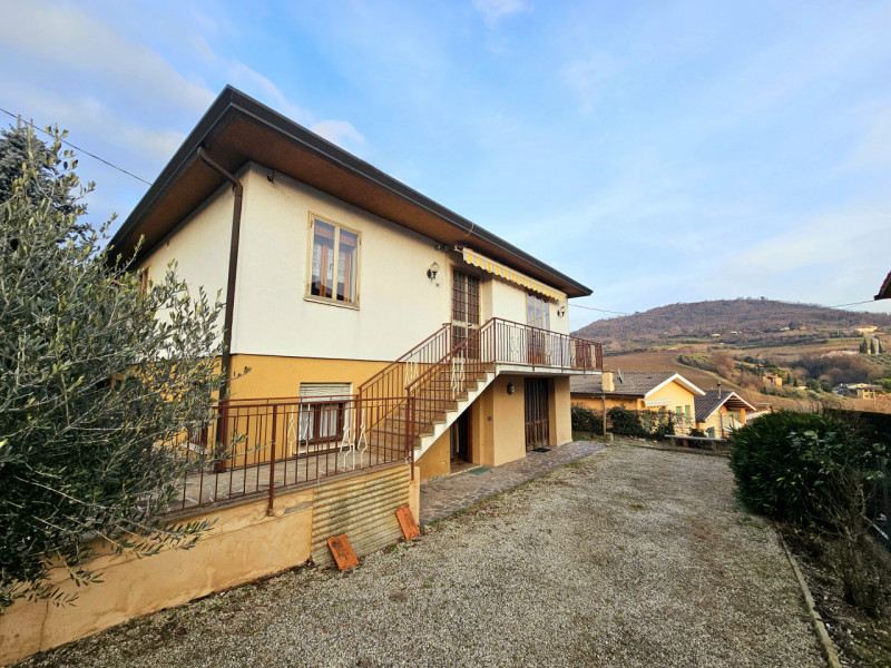 A Cinto Euganeo, in una posizione comoda e centrale, proponiamo in vendita abitazione singola, co...