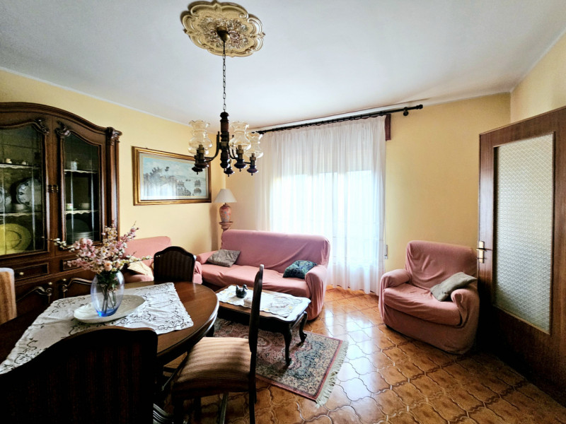 A Cinto Euganeo, in una posizione comoda e centrale, proponiamo in vendita abitazione singola, co...