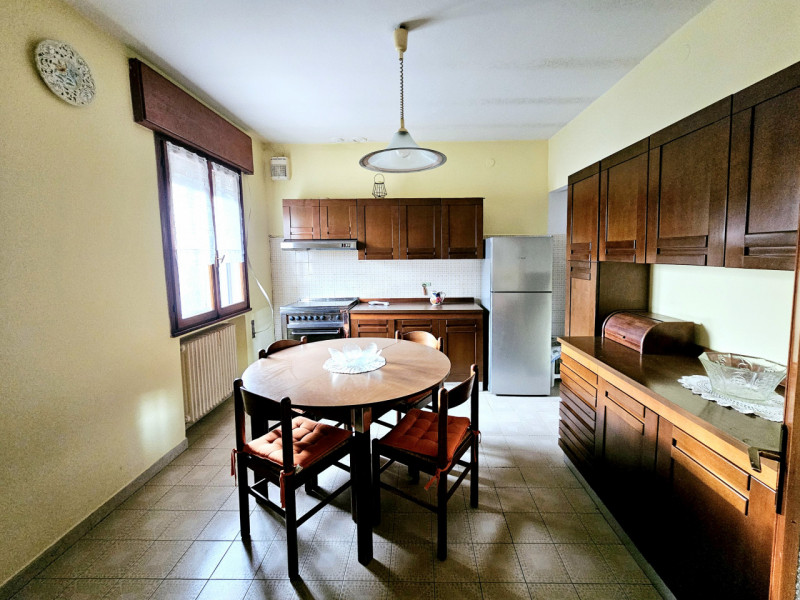 A Cinto Euganeo, in una posizione comoda e centrale, proponiamo in vendita abitazione singola, co...