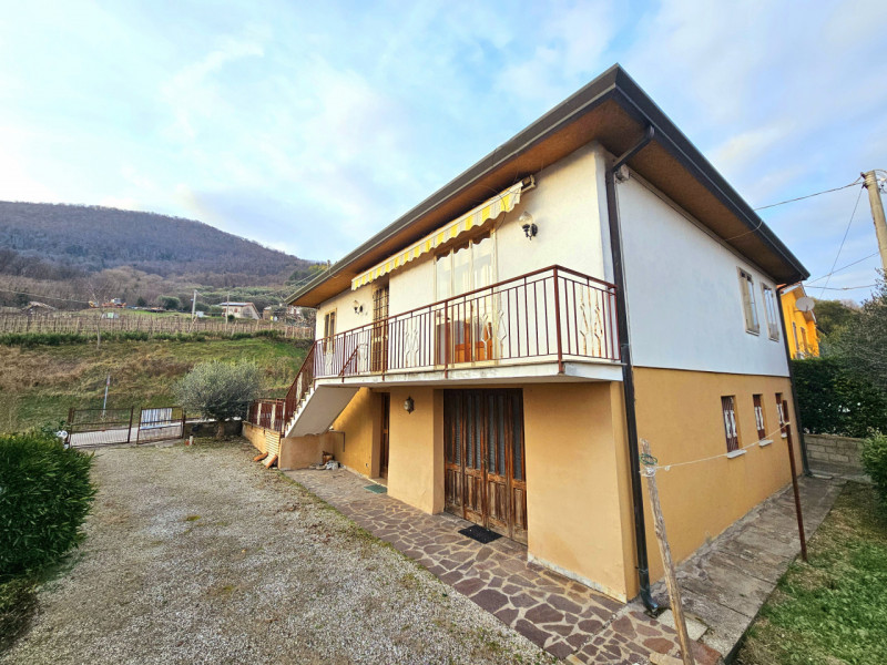 A Cinto Euganeo, in una posizione comoda e centrale, proponiamo in vendita abitazione singola, co...
