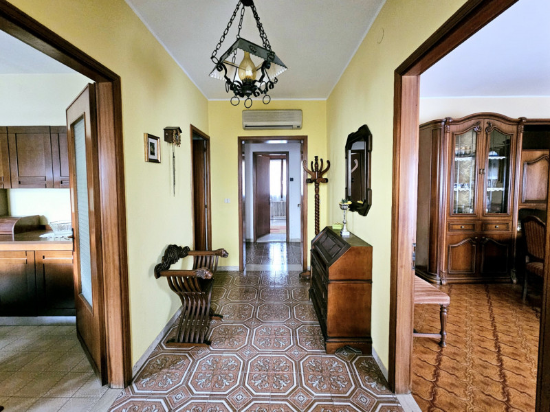 A Cinto Euganeo, in una posizione comoda e centrale, proponiamo in vendita abitazione singola, co...