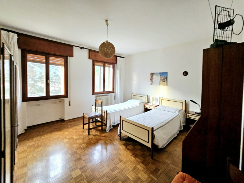 A Cinto Euganeo, in una posizione comoda e centrale, proponiamo in vendita abitazione singola, co...