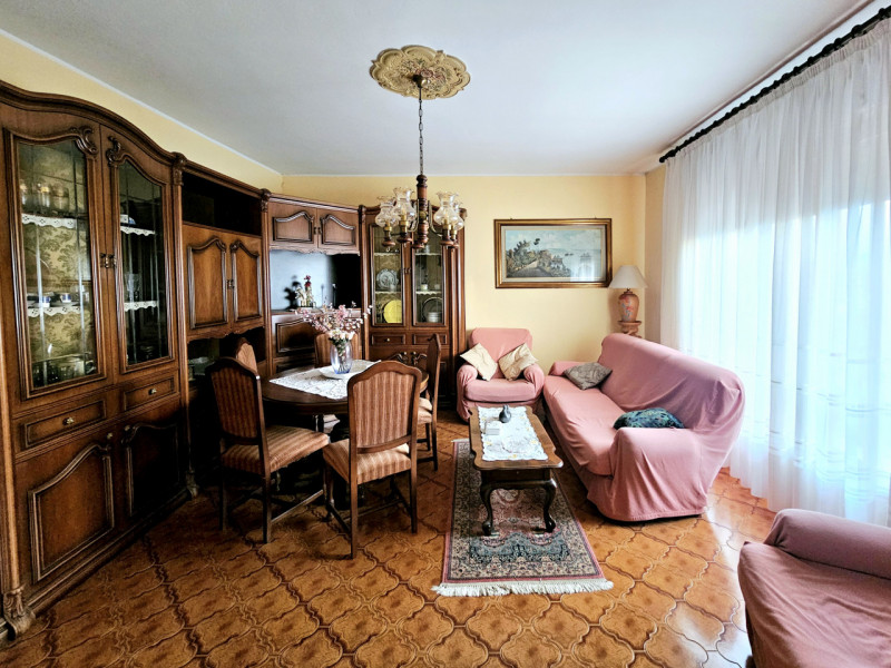 A Cinto Euganeo, in una posizione comoda e centrale, proponiamo in vendita abitazione singola, co...