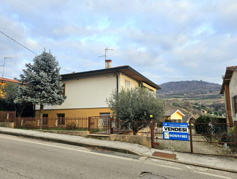 A Cinto Euganeo, in una posizione comoda e centrale, proponiamo in vendita abitazione singola, co...