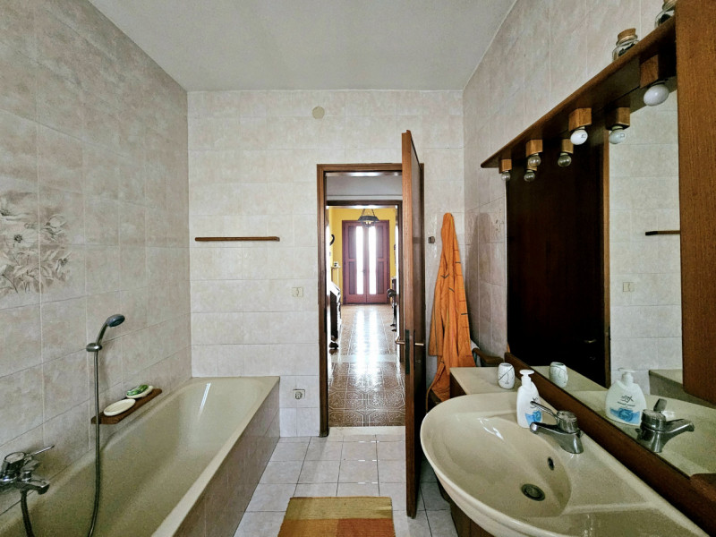 A Cinto Euganeo, in una posizione comoda e centrale, proponiamo in vendita abitazione singola, co...