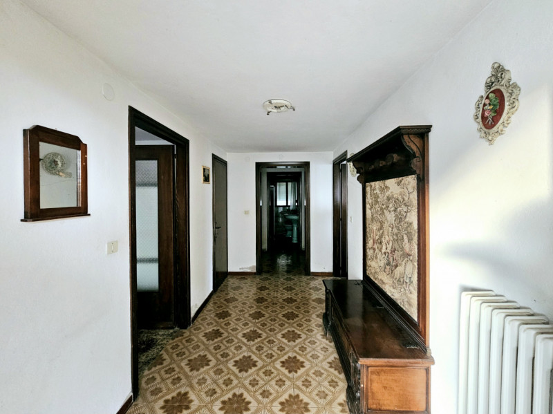 A Cinto Euganeo, in una posizione comoda e centrale, proponiamo in vendita abitazione singola, co...