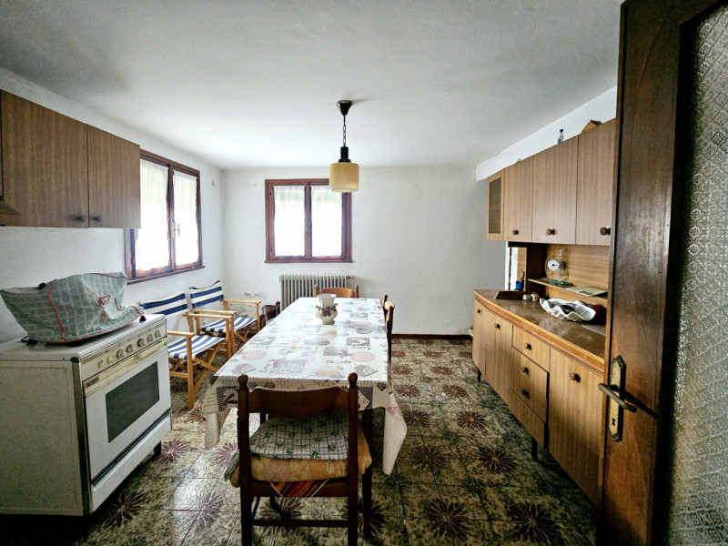 A Cinto Euganeo, in una posizione comoda e centrale, proponiamo in vendita abitazione singola, co...