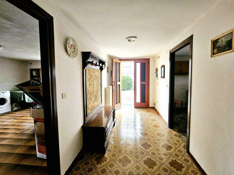 A Cinto Euganeo, in una posizione comoda e centrale, proponiamo in vendita abitazione singola, co...