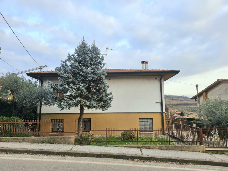 A Cinto Euganeo, in una posizione comoda e centrale, proponiamo in vendita abitazione singola, co...