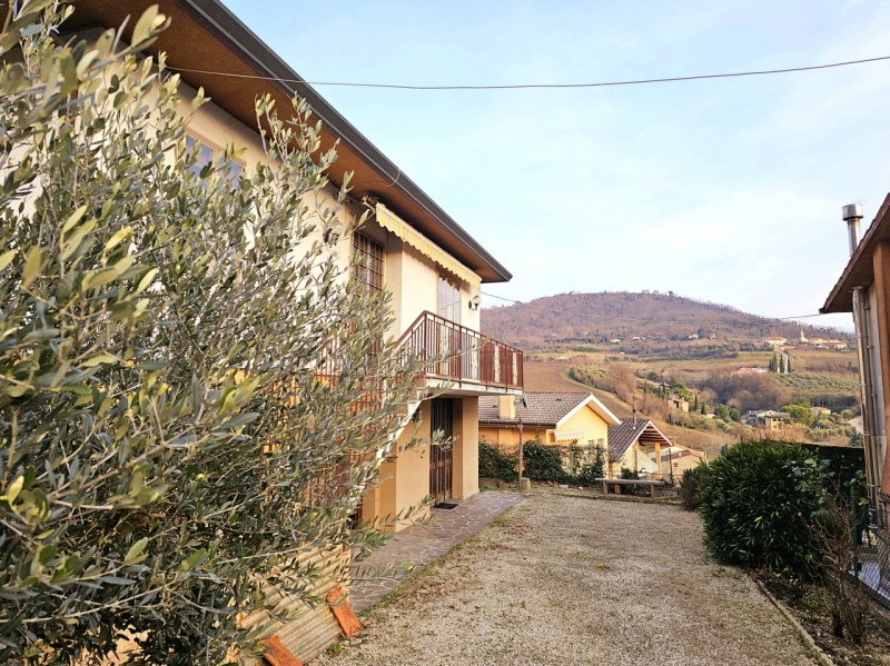 A Cinto Euganeo, in una posizione comoda e centrale, proponiamo in vendita abitazione singola, co...